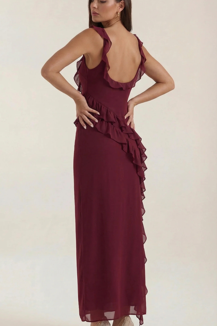Ruffled graduation dress for women, elegant and modern, with a sophisticated side slit.