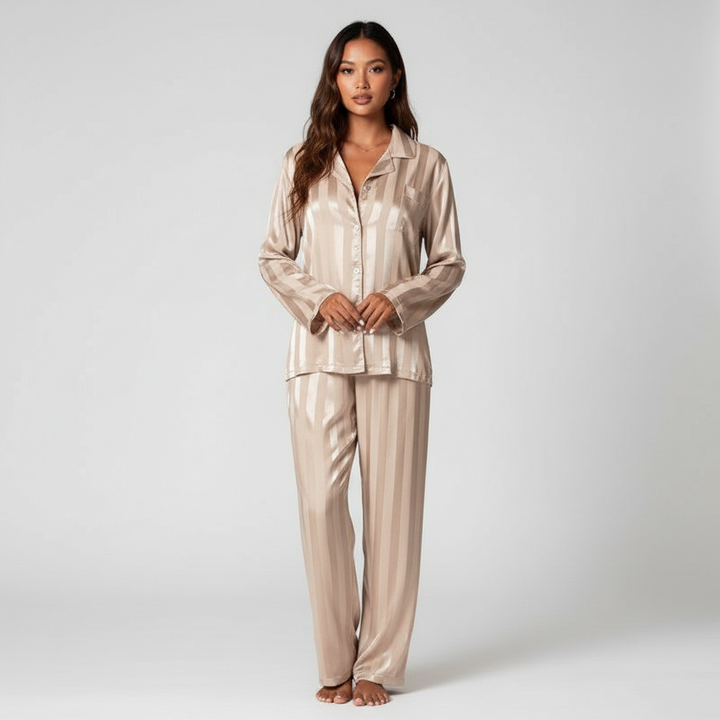 Detail of the buttons on the elegant satin shirt from the women's loungewear collection.