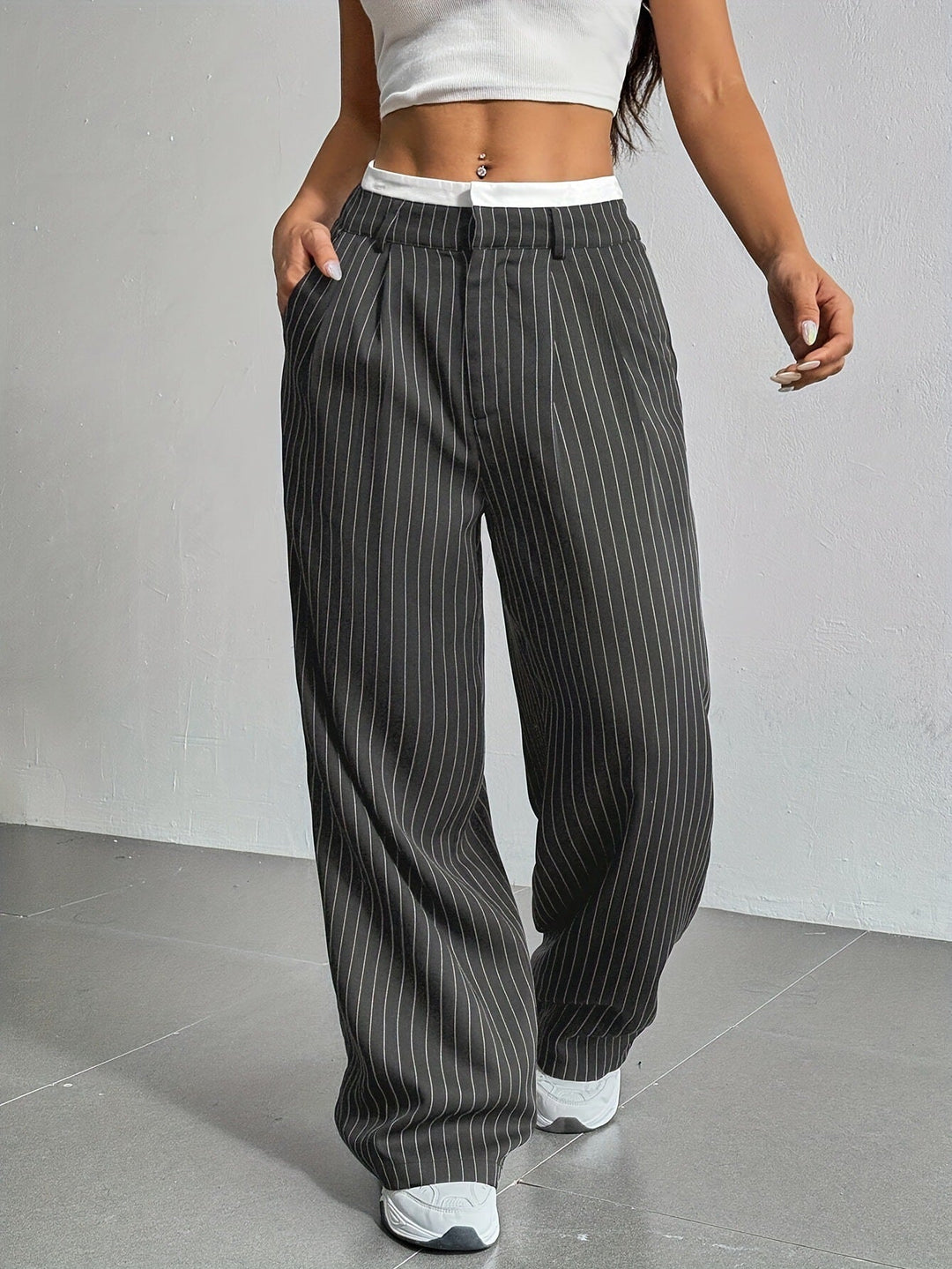 Casual yet elegant women's striped wide leg pants, high-waisted design. Versatile for spring/summer outfits.
