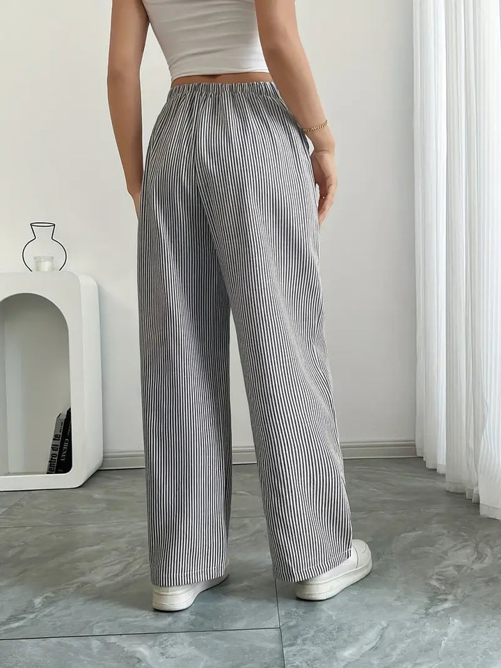 Women's elegant striped wide-leg pants, an ideal spring outfit with deep pockets.