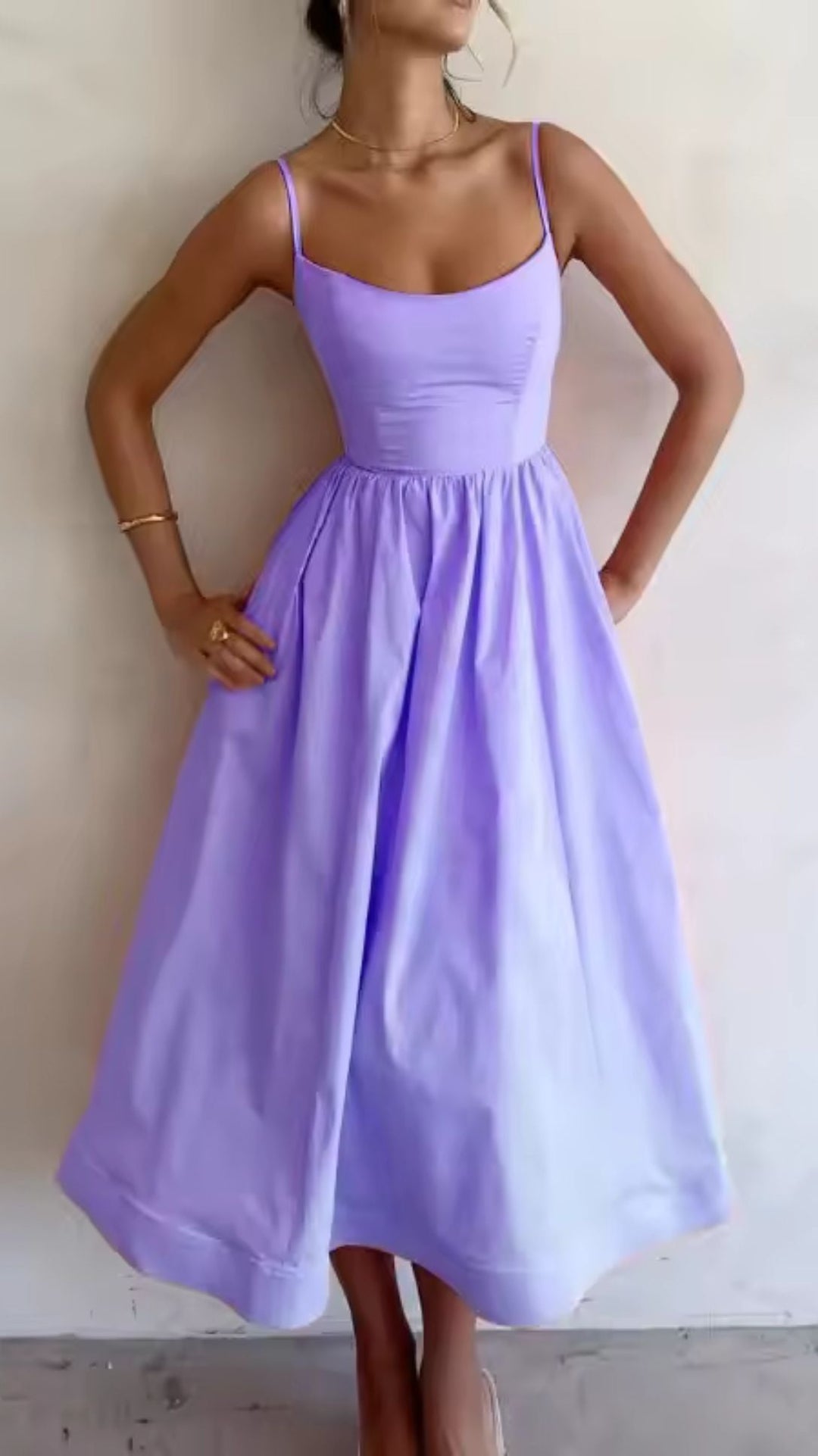 Women's fashionable midi dress: sweetheart neckline, thin spaghetti straps, perfect for summer elegance.