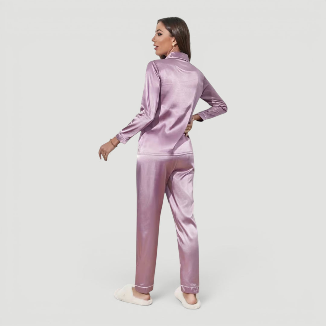 Relaxing women's two-piece lounge set, featuring soft fabric and an elegant design for ultimate comfort.