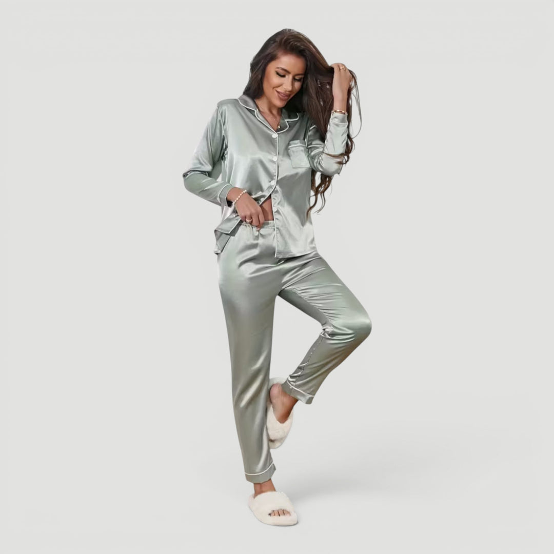 Soft and comfortable women's two-piece pajama set, ideal for relaxing at home or sleeping.