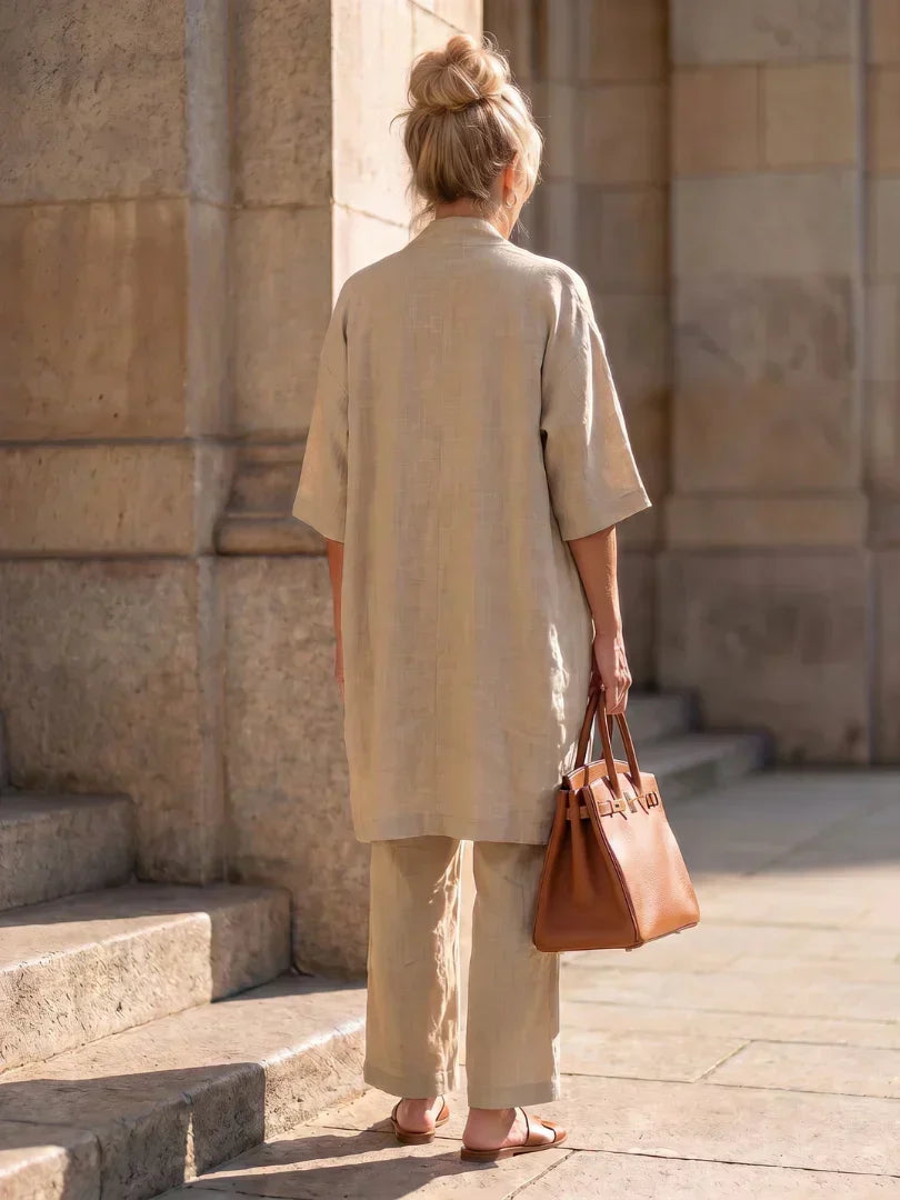 Women's two-piece set for spring, elegant and comfortable in a relaxed fit.