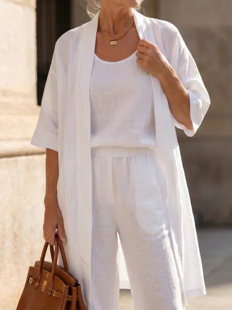 Elegant women's two-piece set with a relaxed fit, ideal for summer comfort.