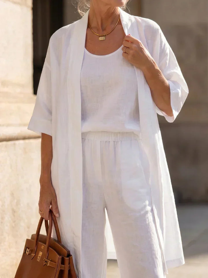 Elegant women's two-piece set with a relaxed fit, ideal for summer comfort.