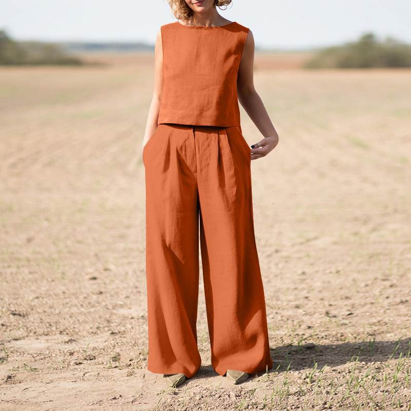 Comfortable and chic women's two-piece clothing set for a fashionable look.