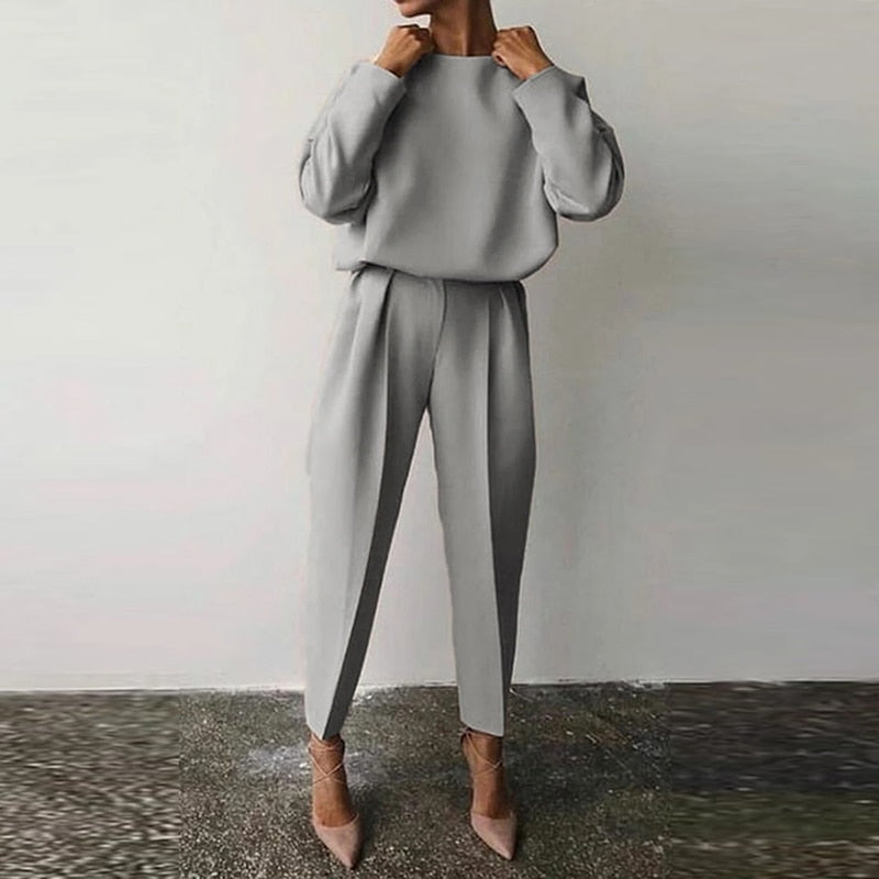 Versatile women's fashion: elegant two-piece suit ideal for everyday outfits.