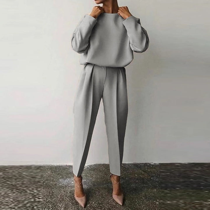 Versatile women's fashion: elegant two-piece suit ideal for everyday outfits.