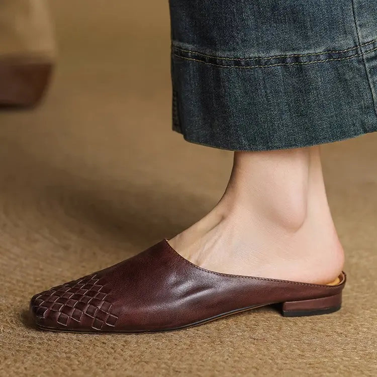 Elegant women's slip-on mules, woven texture, square toe, ideal for casual and chic looks.