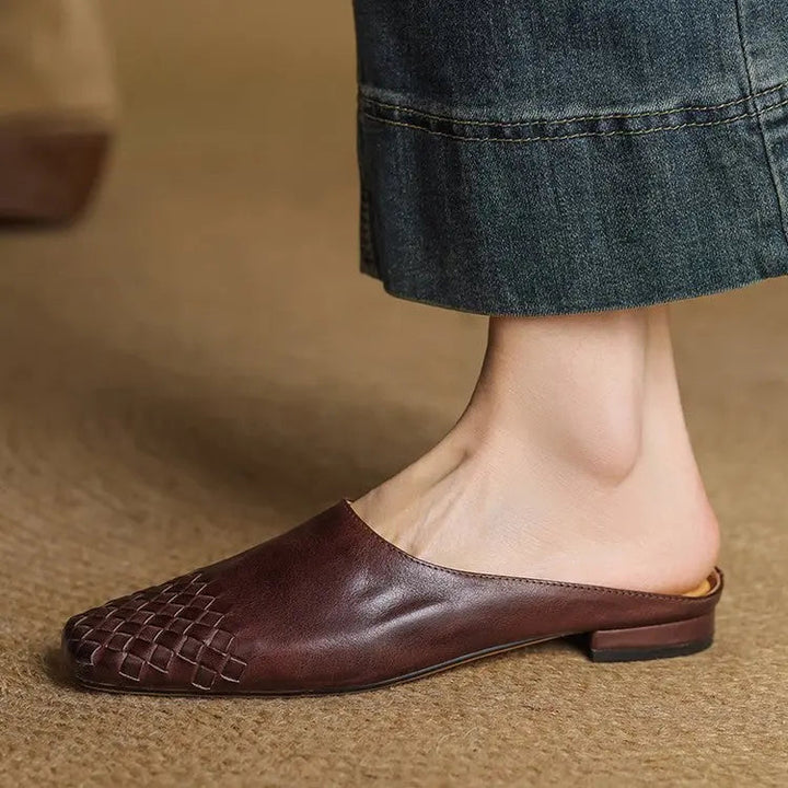Elegant women's slip-on mules, woven texture, square toe, ideal for casual and chic looks.