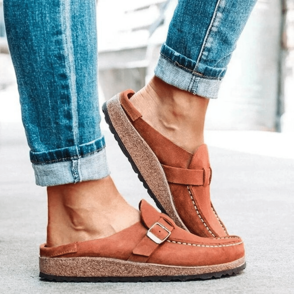 Adjustable women's clogs, providing ergonomic comfort with a natural cork sole for daily use.
