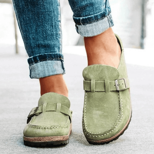 Comfortable women's clogs for everyday wear, featuring an ergonomic design and cork sole.