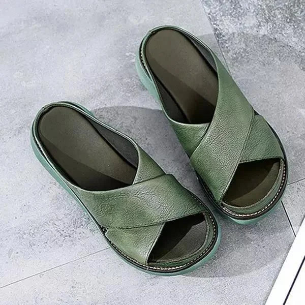Women's flat cushioned cross-strap sandals, chic open-toe footwear for comfortable summer casual wear.