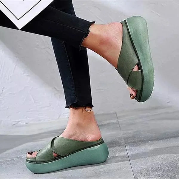 Comfortable women's flat sandals with cushioned footbed & stylish cross-straps, perfect for versatile everyday wear.