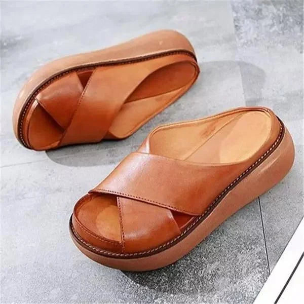 Chic women's open-toe flat sandals featuring a trendy cross-strap design, ideal for summer fashion & comfort.