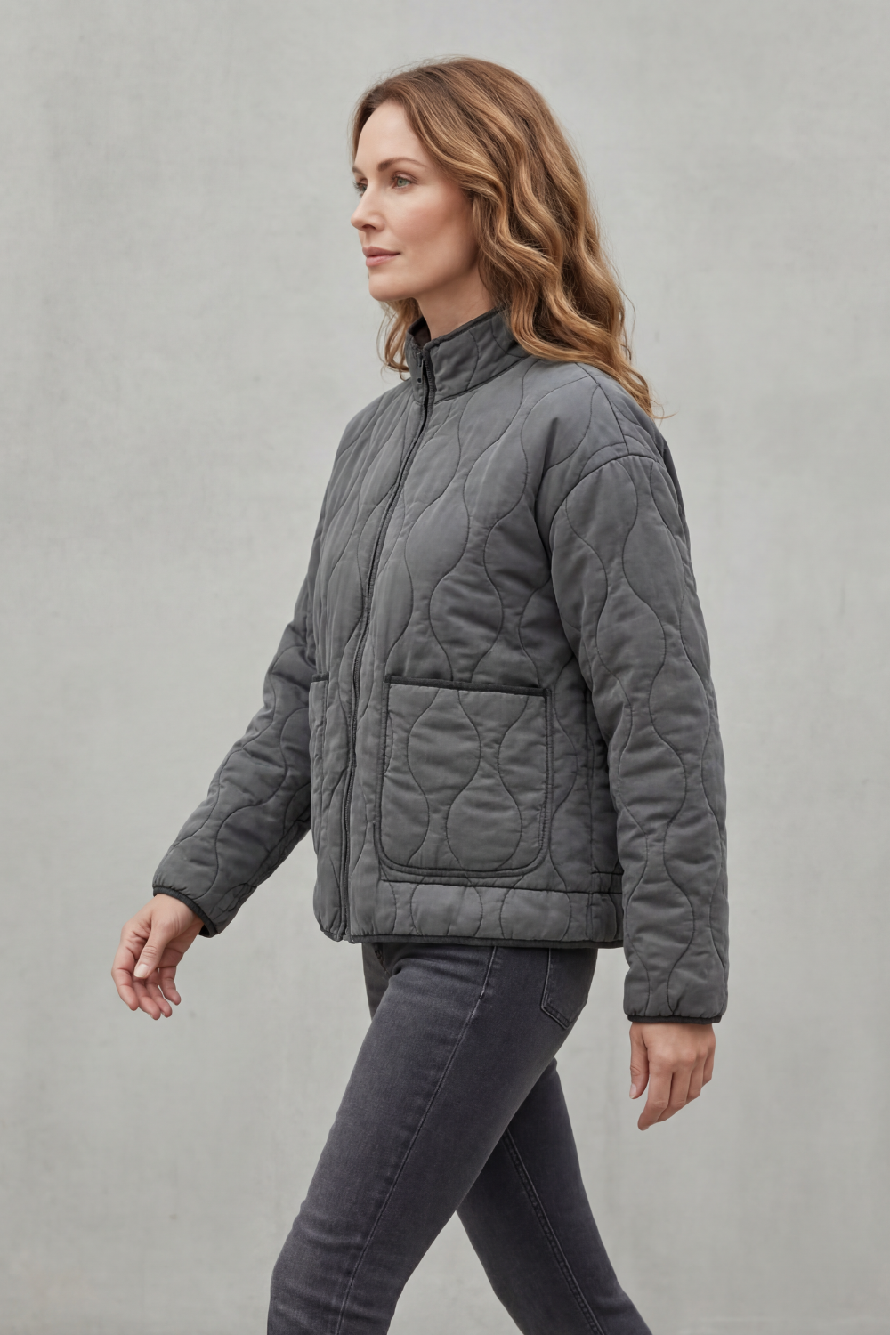 Stylish women's quilted puffer jacket, perfect for warmth in autumn and winter. A classic, flattering outerwear piece.