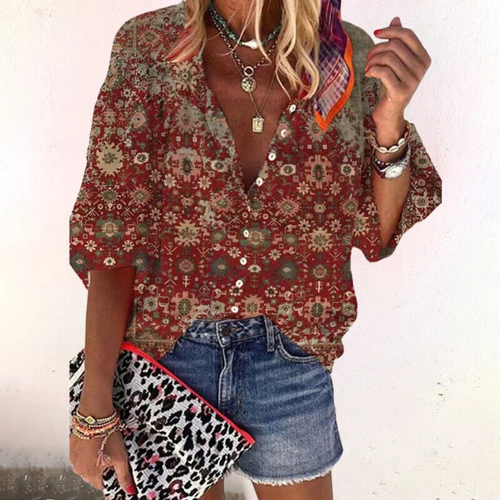 Casual women's blouse: flowy floral boho print with V-neck & 3/4 sleeves. Perfect for a relaxed summer look.