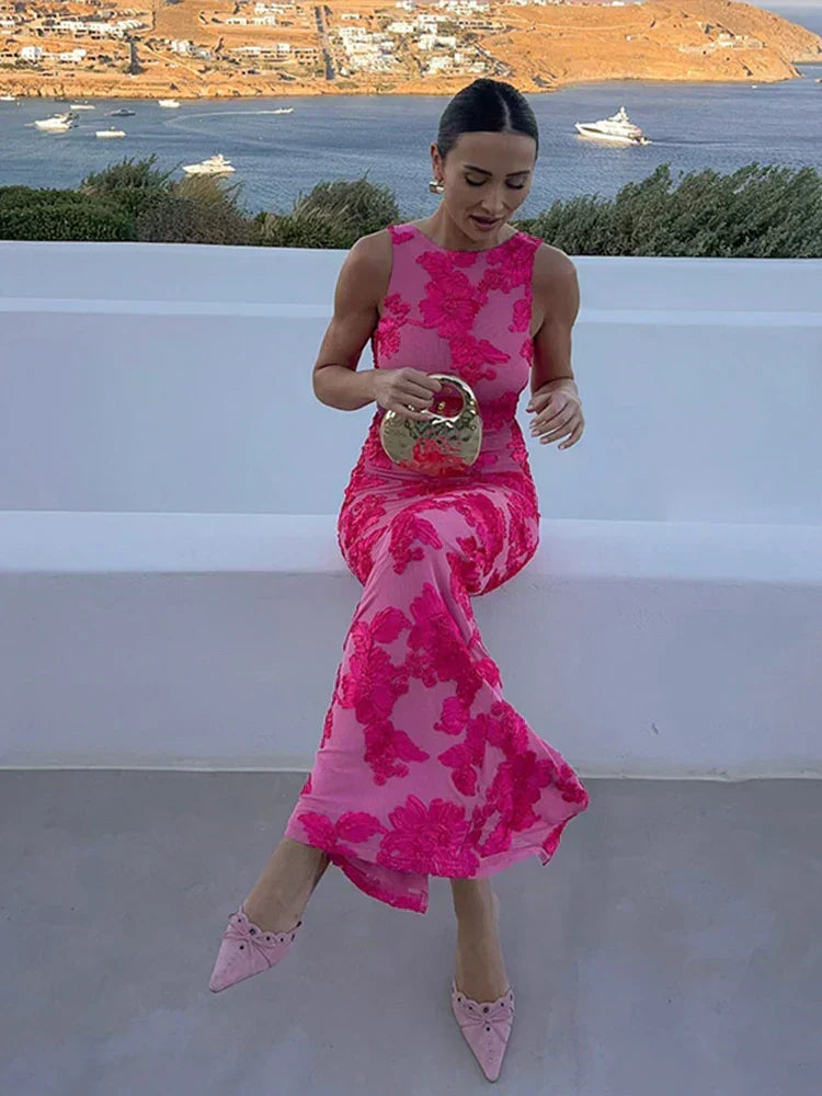 Flowy women's sleeveless maxi dress with a beautiful floral print, comfortable summer fashion.