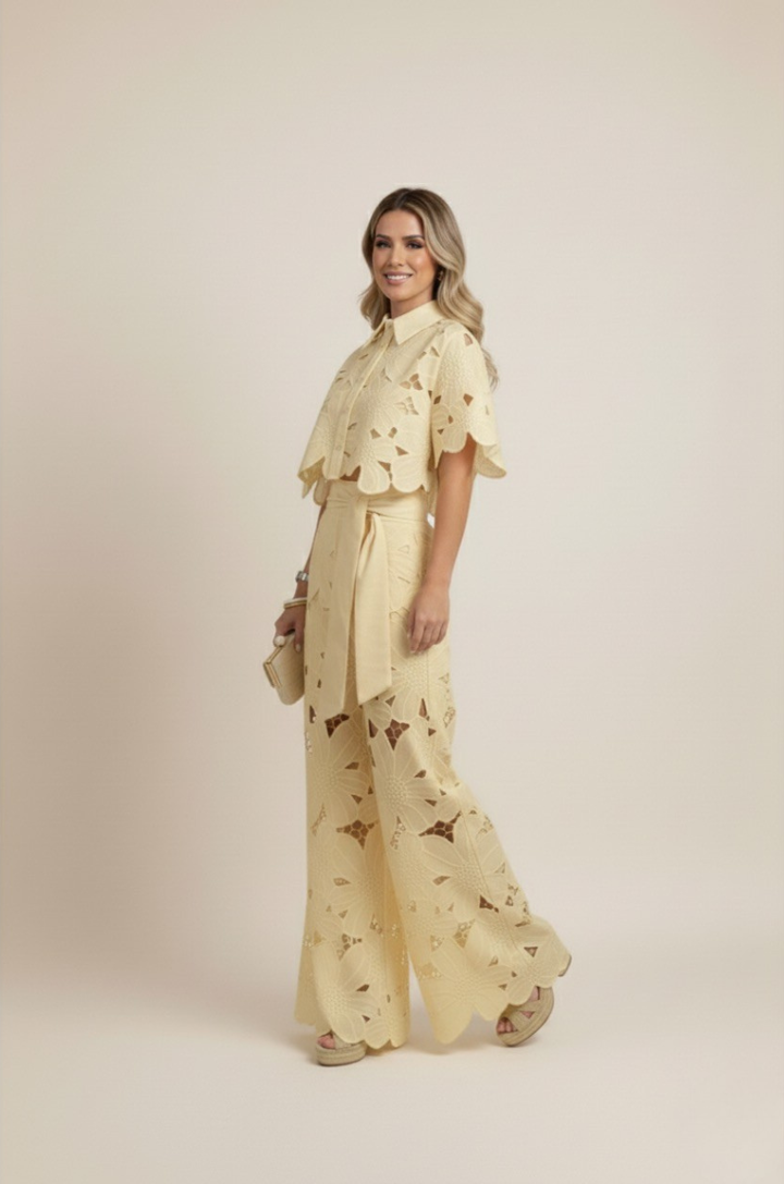 Women's floral two-piece set, embroidered, with elegant wide-leg pants. Perfect for vacation.