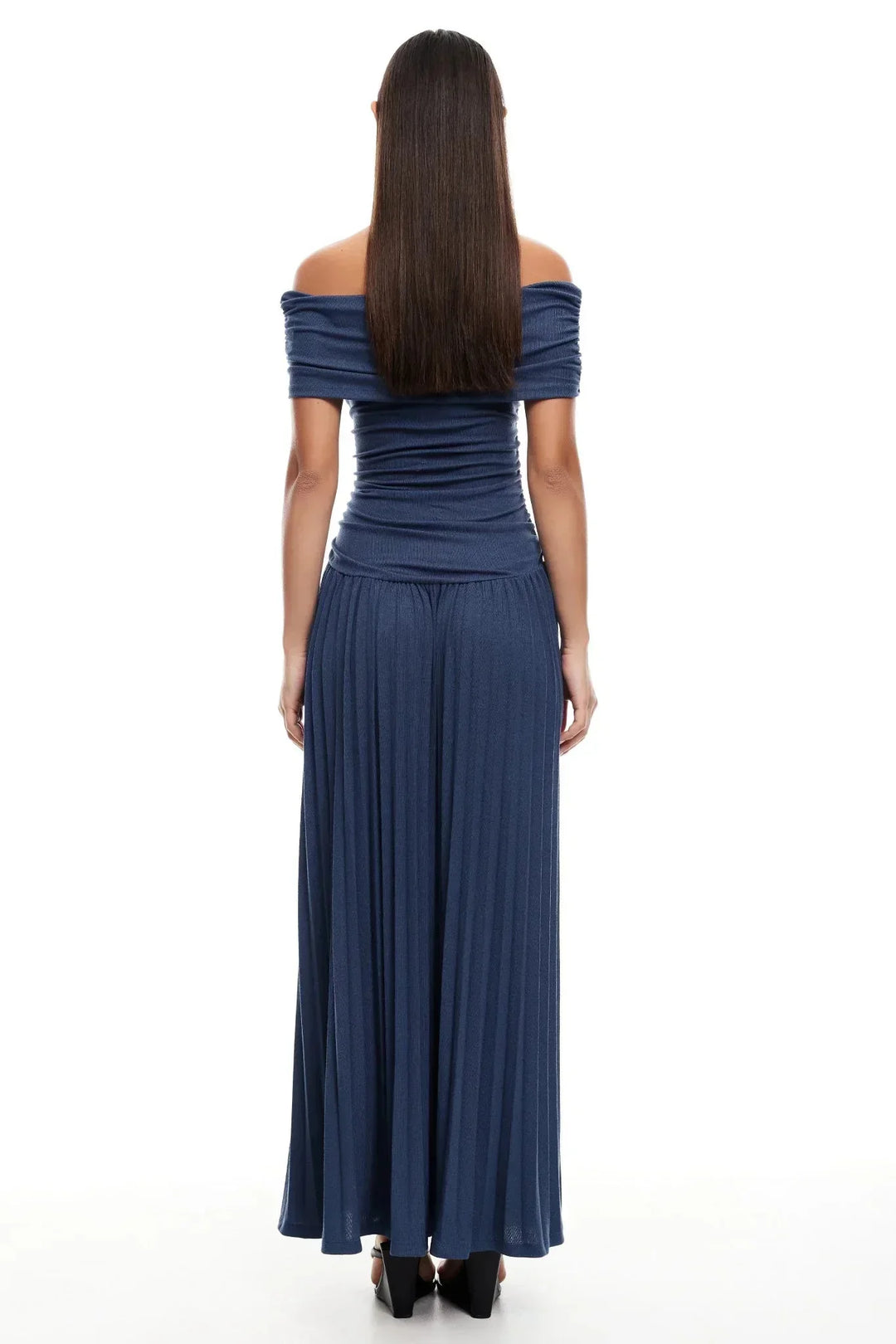 Flowy off-shoulder maxi dress for women, pleated summer style, versatile.