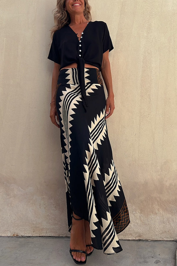 Elegant women's pleated maxi skirt with flowing tiers, perfect for a chic and sophisticated look.