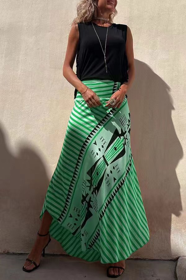 Autumn-ready women's long pleated skirt, featuring flowy tiers and an elastic waist for comfort.