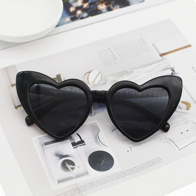 Summer-ready women's glitter heart sunglasses. Chic and trendy eyewear with UV protection, ideal fashion accessory.