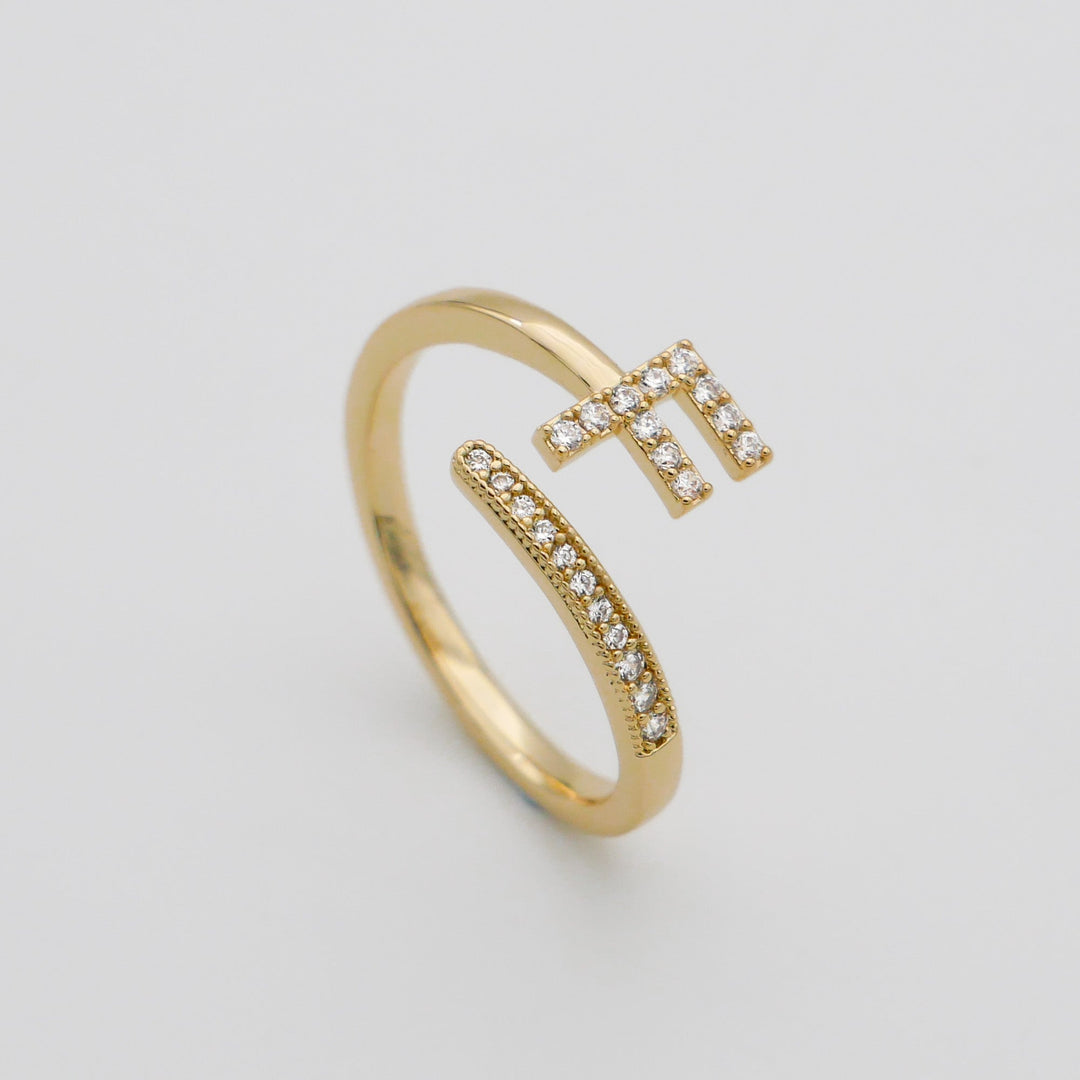 Personalized adjustable ring, gold plated, with a glittering pave initial letter.