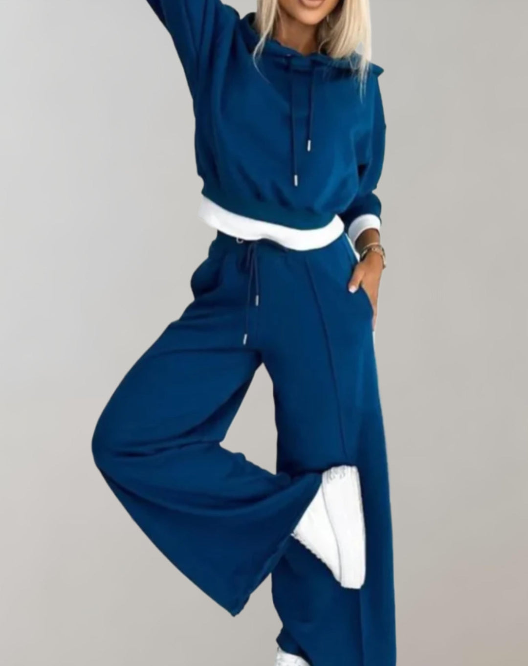 Chic women's loungewear set featuring a cropped hoodie & wide leg trousers, perfect for stylish everyday comfort.