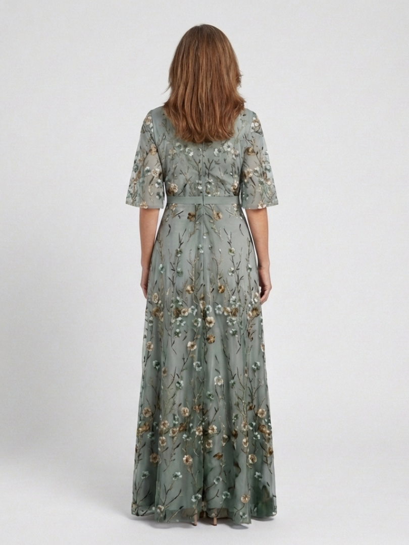 Elegant women's maxi dress with vibrant floral pattern, V neck, and short sleeves. Ideal for parties.