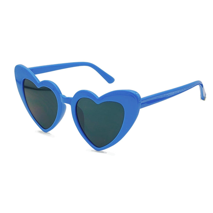 Playful women's heart sunglasses, pink, ideal for beach trips. Provides reliable UV protection and comfort.