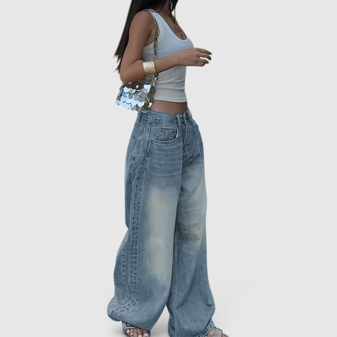 Comfortable women's baggy jeans with a high-rise, straight leg, perfect for everyday style.