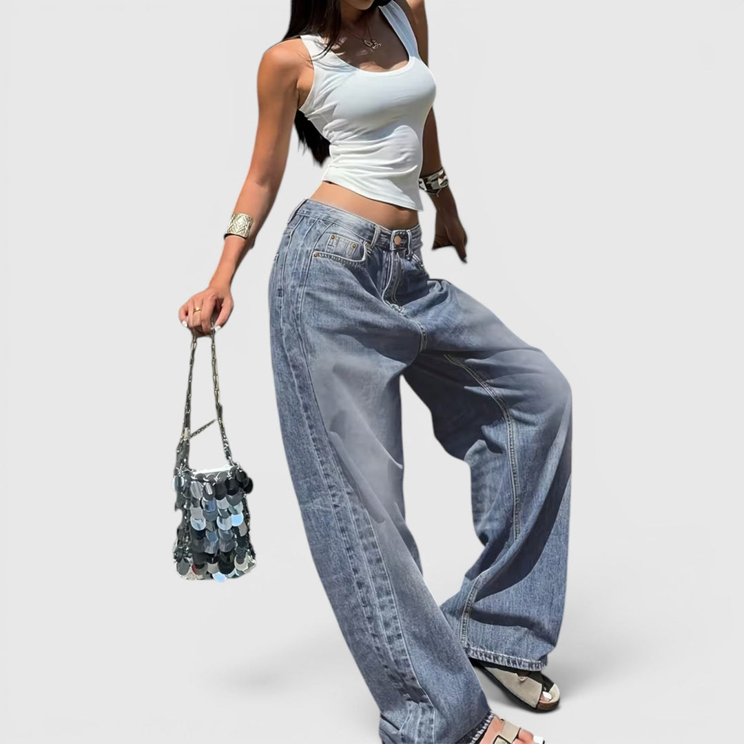 Relaxed fit straight leg women's jeans, high-rise and baggy, ideal for comfort.