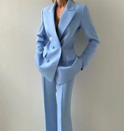 Complete women's three-piece blazer set with high-waist flared trousers, an elegant and versatile ensemble.