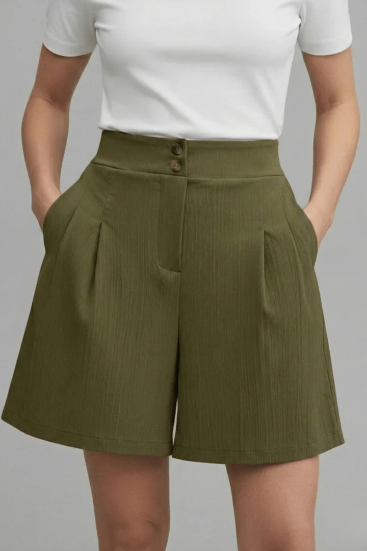 Women's casual high waist Bermuda shorts, pleated for comfort and tailored for a modern summer look.