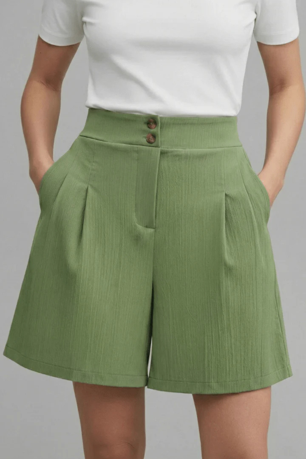 Trendy women's high waist Bermuda shorts with pleats, offering a tailored and fashionable summer solution.