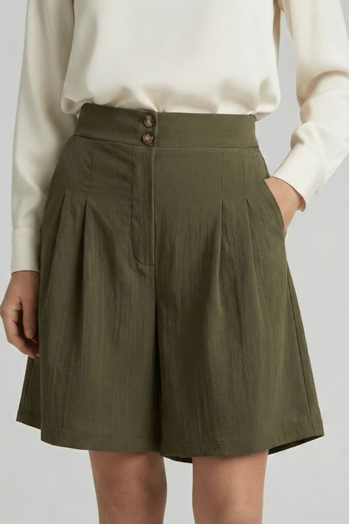 Fashionable women's high waist pleated tailored wide leg Bermuda shorts for versatile summer apparel.