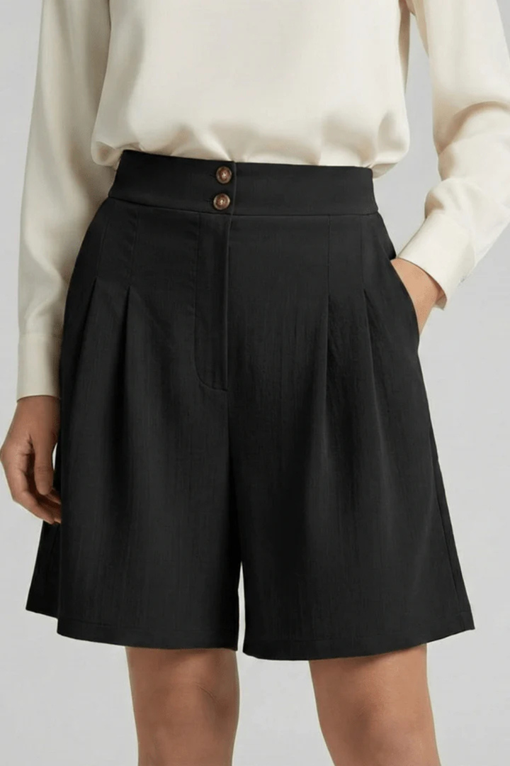 Stylish women's high waist pleated Bermuda shorts, tailored wide leg for a sophisticated summer look.