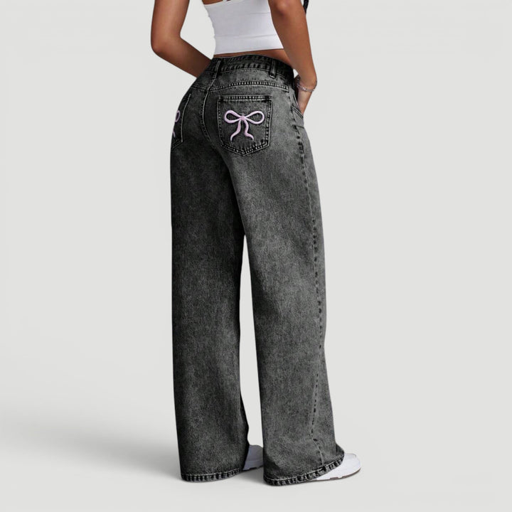 Versatile women's denim jeans, high waist and wide leg for everyday style.