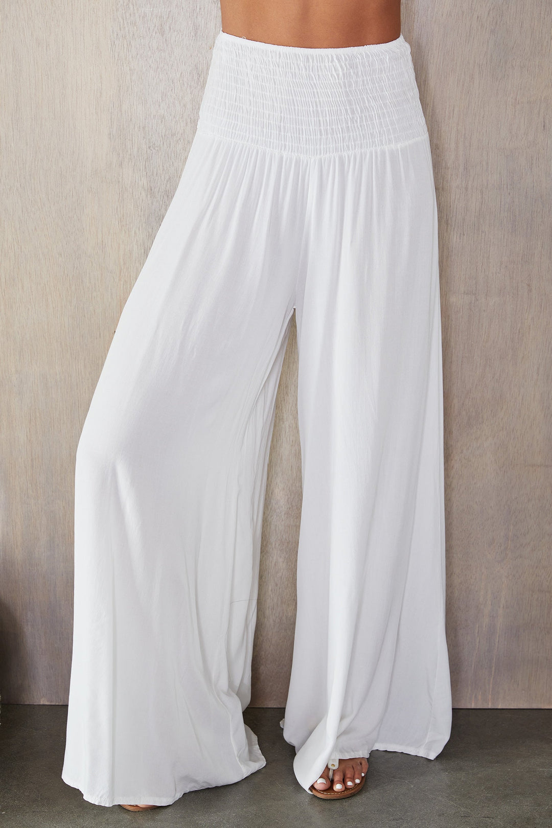 Women's comfortable pull-on wide leg trousers with elastic waist, viscose fabric.