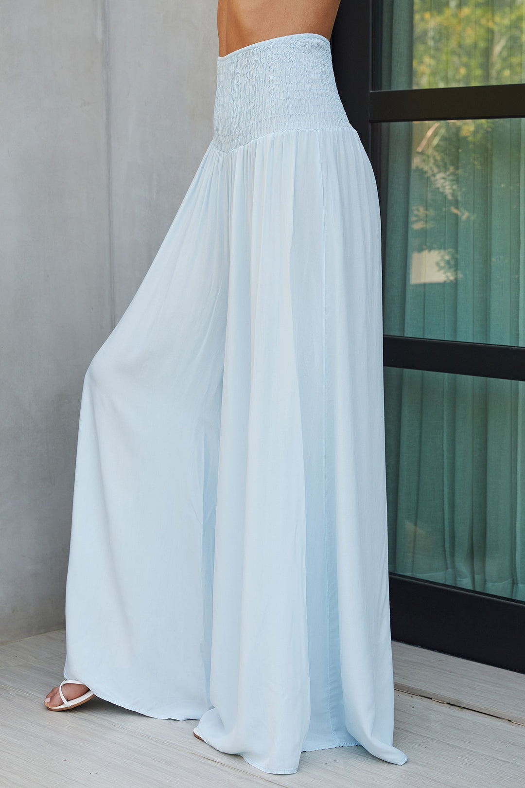 Effortless comfort: high-waist wide leg viscose trousers for modern women.