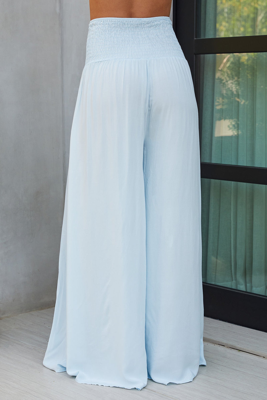 Stylish women's wide leg pants, high-waist with elastic for a perfect fit.