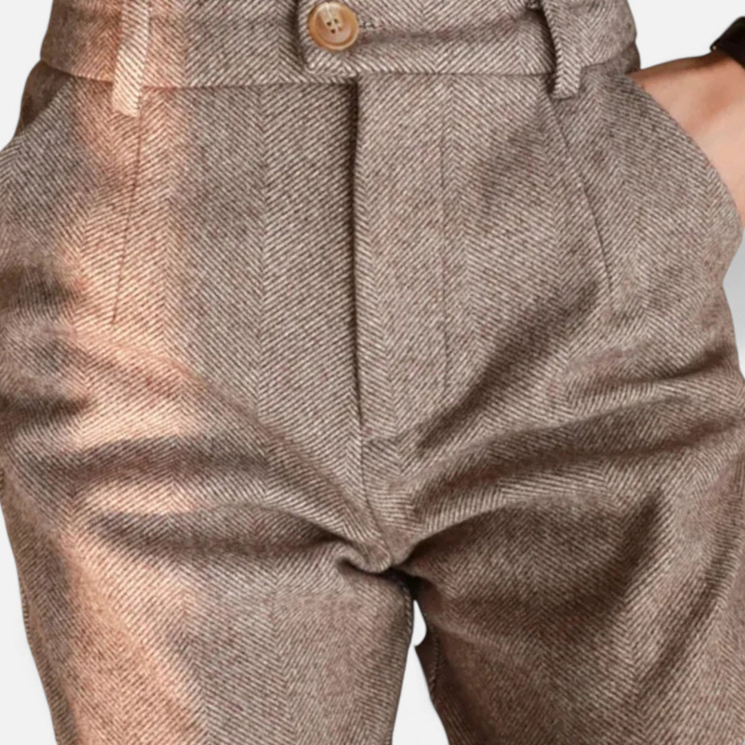Model wearing sophisticated high-waist pencil pants, ideal for professional and elegant occasions.
