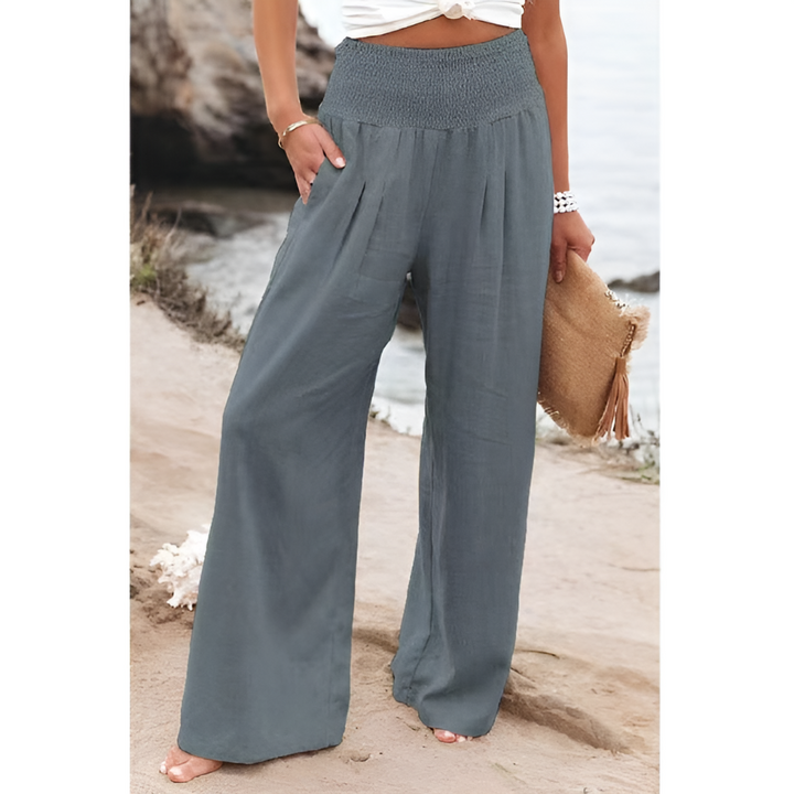 Chic women's high-waisted trousers, relaxed fit, suitable for both casual and work wear.