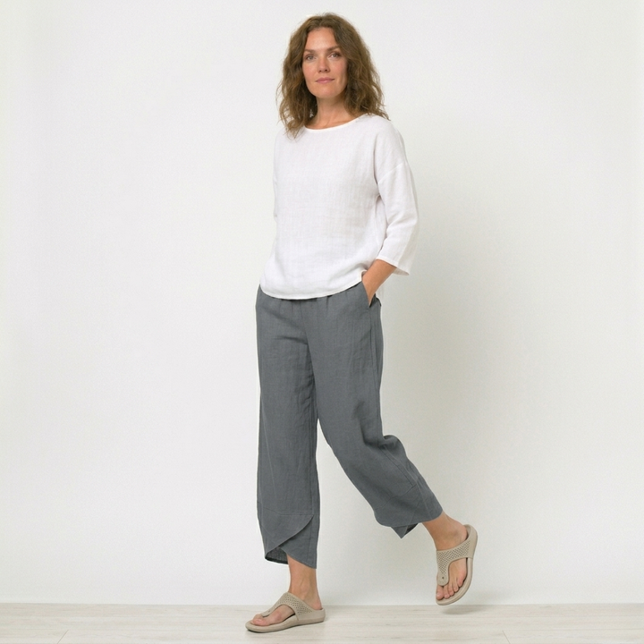 Comfortable, relaxed fit women's high-waisted summer trousers, perfect for stylish daily wear.