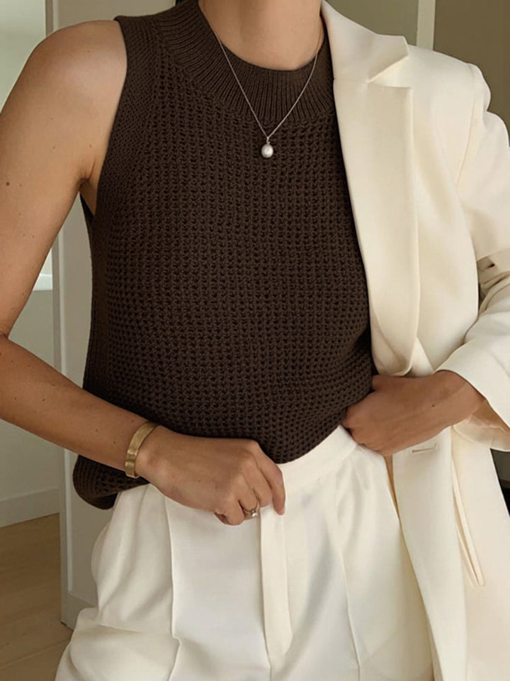 Effortless summer style with this women's hollow design tank top, a must-have for warm weather fashion.
