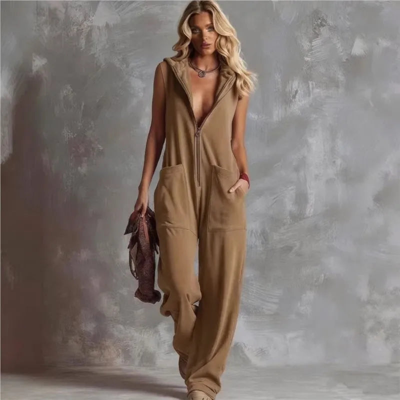 Comfortable women's zippered wide-leg hooded jumpsuit with practical pockets. Ideal for stylish everyday wear.