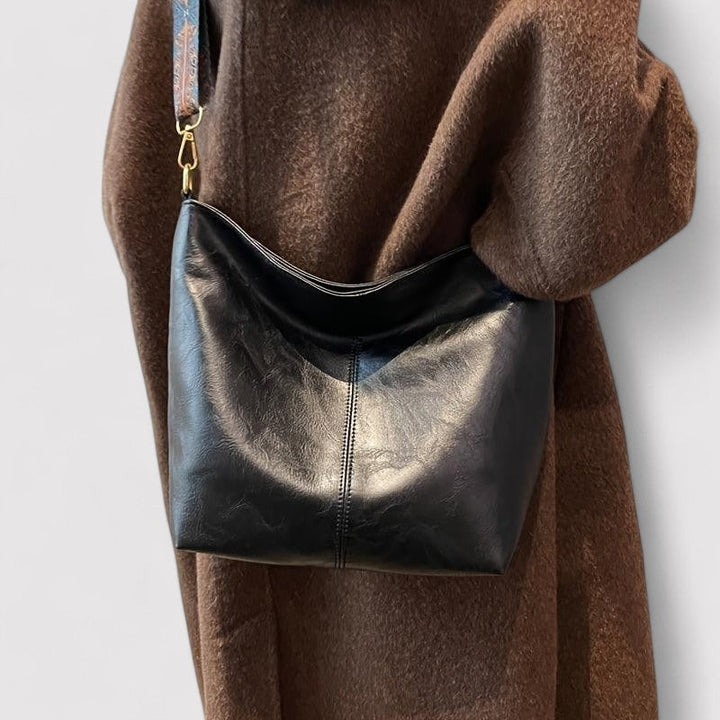 Stylish hobo shoulder bag for women, made from genuine leather, spacious and versatile.