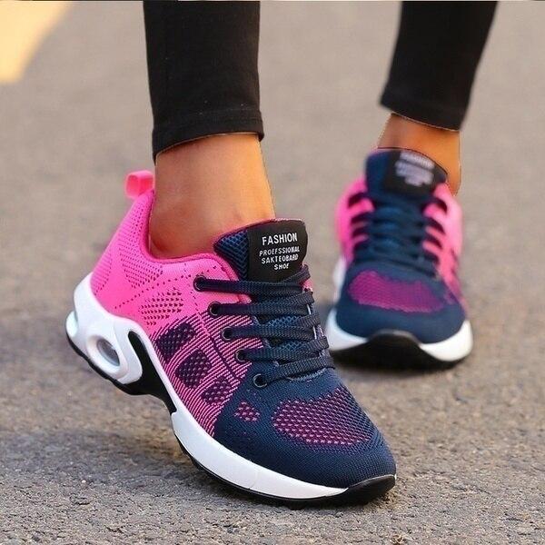 Women's lightweight athletic running shoes, perfect for daily runs and active wear.